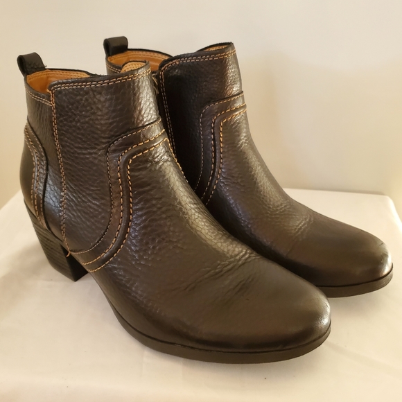 COMFORTIVA Black Leather Women's Short Boots, Side Zip, Like New. Size 8.5 - Picture 3 of 11